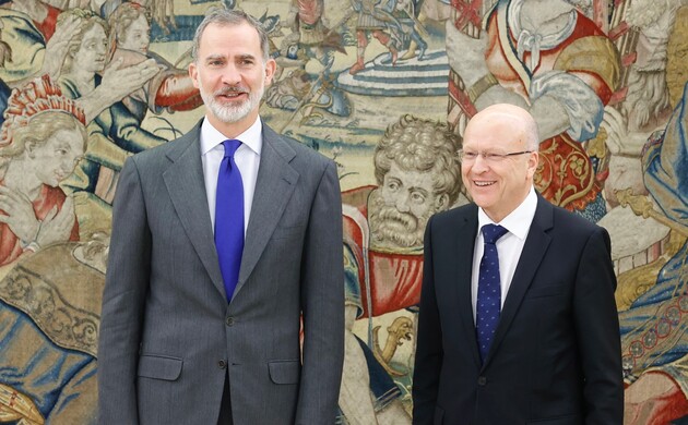 Su Majestad el Rey junto al presidente del Tribunal de Justicia de la Unión Europea, Koen Lenaerts